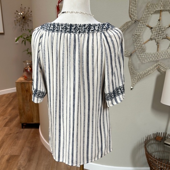 Knox Rose Blue and White embroidered v neck Neck Flutter Sleeve Top - Picture 2 of 7